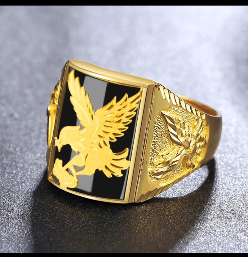 Anel Regulável Águia Fundo Preto - Banhado a Ouro 18K